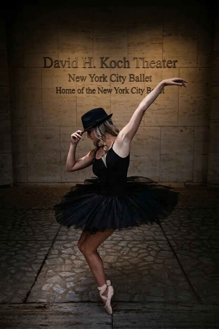 Ballerina in a black tutu en pointe